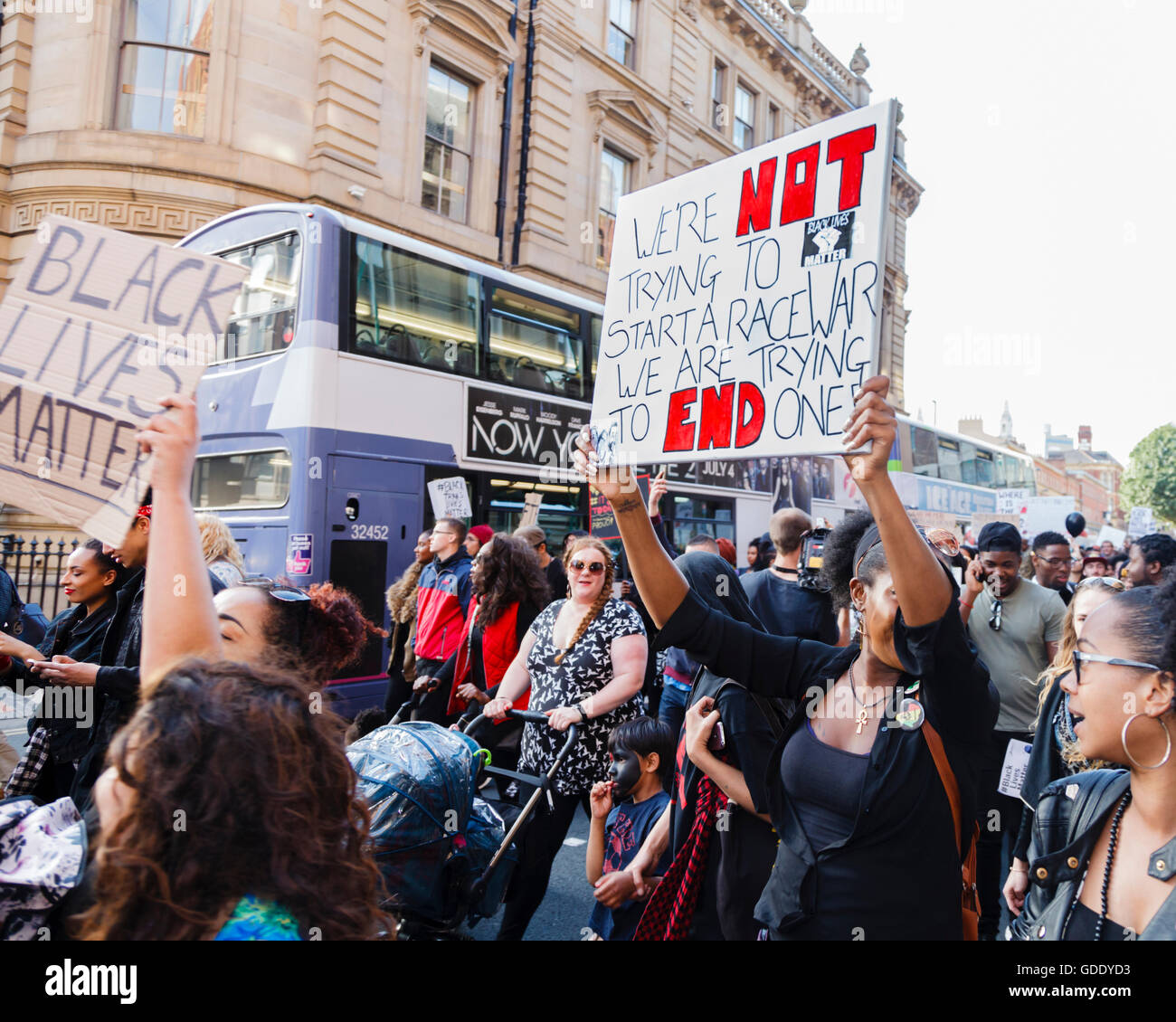 Leeds, West Yorkshire, UK. 14. Juli 2016. Die Demonstranten marschierten durch Leeds City Centre zeigen ihre Unterstützung für die schwarzen Leben Angelegenheit Kampagne Stockfoto