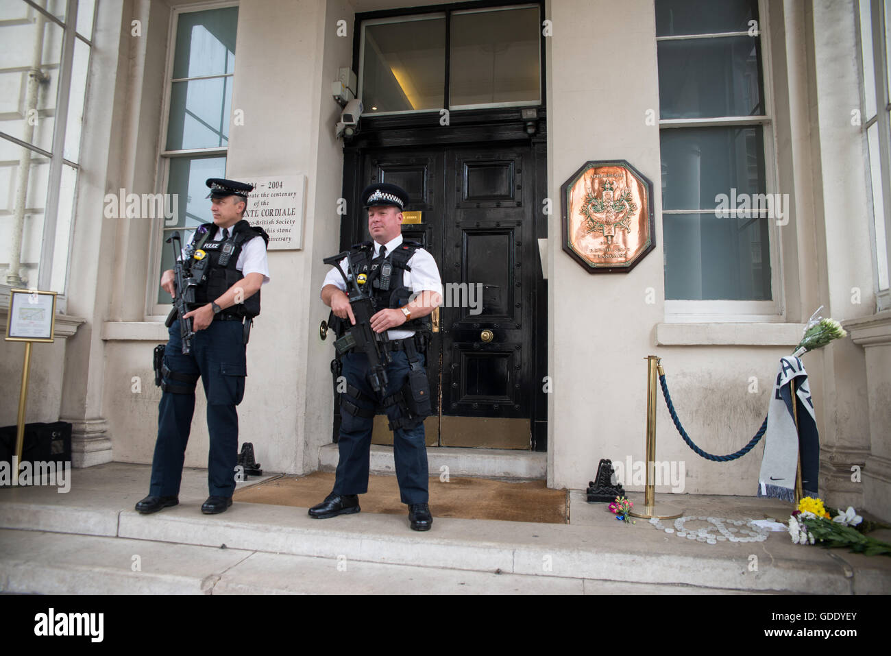 London, UK. 15. Juli 2016. Die französische Botschafter Sylvie Bermann sprach bei der französischen Botschaft in London am Folgetag ein Terror-Anschlag in Nizza - London GB, 15. Juli 2016 - Credit: Alberto Pezzali/Alamy Live News Stockfoto