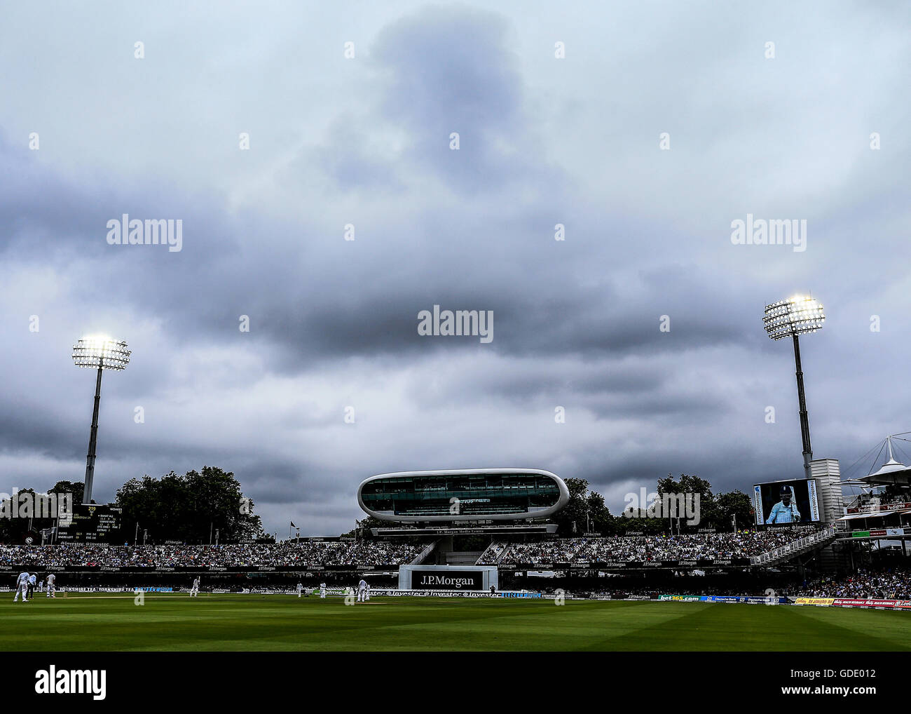 London, UK. 15. Juli 2016. Das erste Investec Cricket Testspiel. England gegen Pakistan. Eine allgemeine Ansicht des Herrn, als die Scheinwerfer kommen auf Kredit: Action Plus Sport Bilder/Alamy Live News Stockfoto