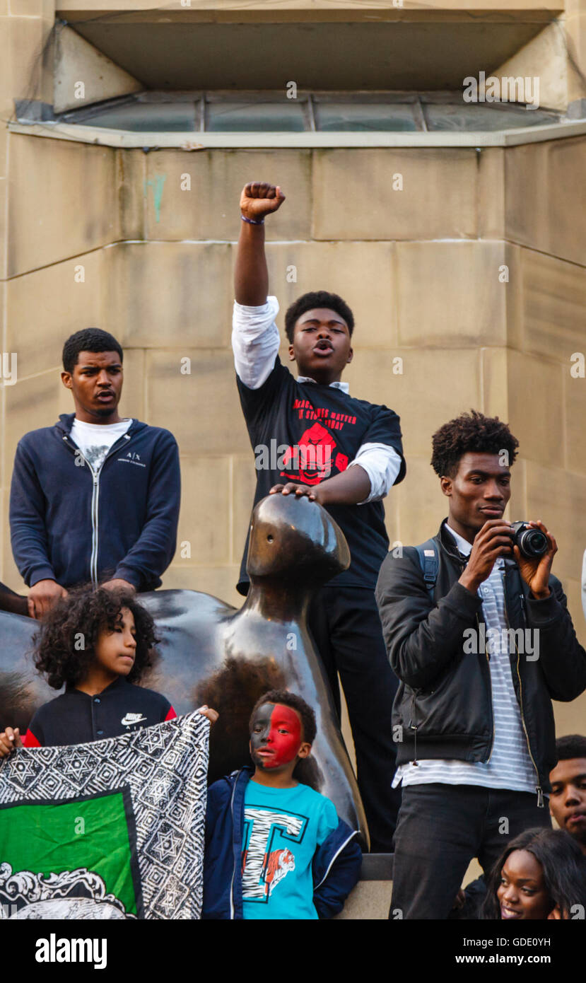 Leeds, West Yorkshire, UK. 14. Juli 2016. Ein Demonstrant gibt einen Black Power salute in Victoria Square außerhalb von Leeds City Art Gallery Credit: Graham Hardy/Alamy leben Nachrichten Stockfoto