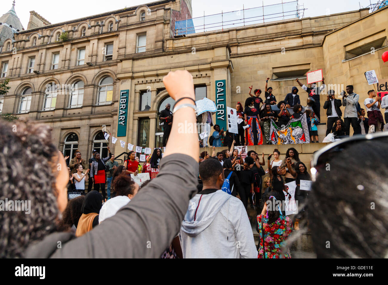 Leeds, West Yorkshire, UK. 14. Juli 2016. Ein Demonstrant gibt einen Black Power salute in Victoria Square außerhalb von Leeds City Art Gallery Credit: Graham Hardy/Alamy leben Nachrichten Stockfoto