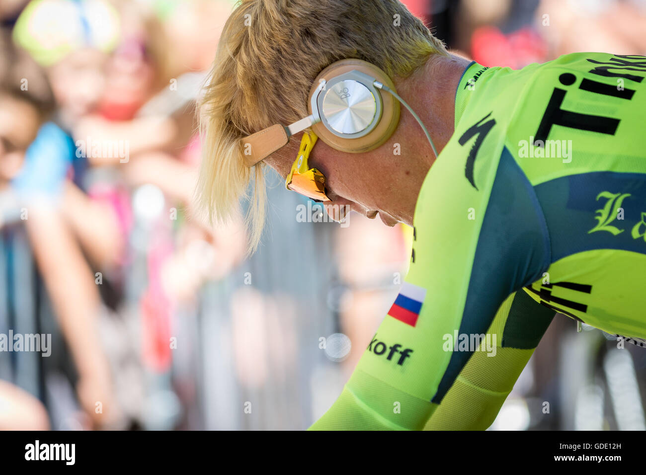 Bourg-Saint-Andéol, Frankreich. 15. Juli 2016. Michael Valgren (Tinkoff) erwärmt sich vor seiner Startzeit. John Kavouris/Alamy Live-Nachrichten Stockfoto