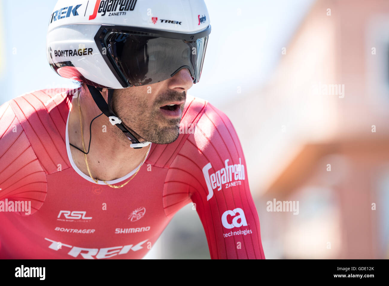 Bourg-Saint-Andéol, Frankreich. 15. Juli 2016. Fabian Cancellara (Trek-Segafredo) Kreise die Sportler Zone nahe dem Starthaus Momente vor der Inszenierung. John Kavouris/Alamy Live-Nachrichten Stockfoto