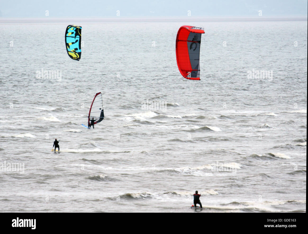 Morecambe Bay, Lancashire, Vereinigtes Königreich, 15. Juli 2016, Wassersport-Enthusiasten beschließen Sie den Tag auf dem Wasser in Morecambe Bay. Bildnachweis: David Billinge/Alamy Live-Nachrichten Stockfoto