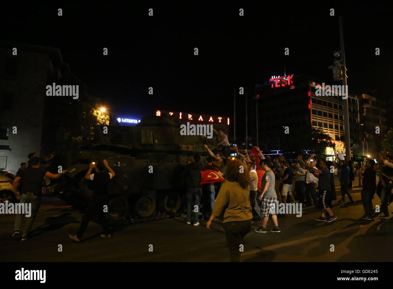 Ankara. 15. Juli 2016. Türken mit Steinen werfen, Tanks im Stadt Zentrum von Ankara, Türkei am 15. Juli 2016. Eine militärische Erklärung zur türkischen Medien sagte am Freitag der Streitkräfte haben voll ergriff die Macht im Land, aber Präsident Recep Tayyip Erdogan sagte frühen Samstagmorgen, dass der Putschversuch fehlgeschlagen ist, drängen die Menschen zum Schutz der Demokratie. Bildnachweis: Zou Le/Xinhua/Alamy Live-Nachrichten Stockfoto