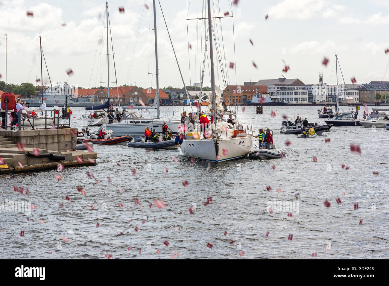 Minifahnen fliegen in die Luft, wenn das Boot Havanna zurück nach Kopenhagen nach Umrundung © Stig Alenäs/Alamy Stockfoto