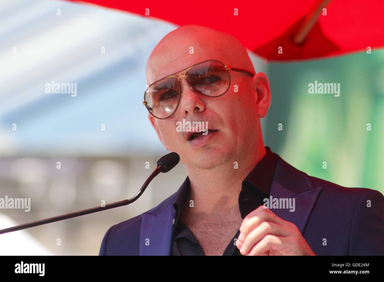 Hollywood, Kalifornien, USA. 14. Juli 2016. Pitbull mit Stern auf dem Hollywood Walk Of Fame.6201 Hollywood Boulevard/Celia Cruz Square, Hollywood, CA.07/15/2016.PITBULL geehrt. Bildnachweis: Clinton Wallace/Globe Fotos/ZUMA Draht/Alamy Live-Nachrichten Stockfoto