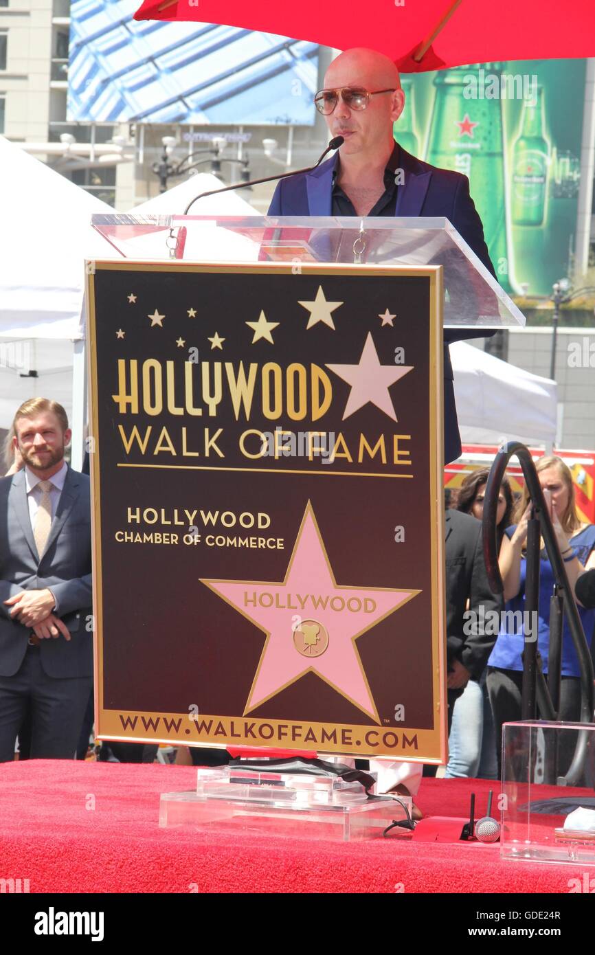 Hollywood, Kalifornien, USA. 15. Juli 2016. Pitbull mit Stern auf dem Hollywood Walk Of Fame.6201 Hollywood Boulevard/Celia Cruz Square, Hollywood, CA.07/15/2016.PITBULL geehrt. Bildnachweis: Clinton Wallace/Globe Fotos/ZUMA Draht/Alamy Live-Nachrichten Stockfoto