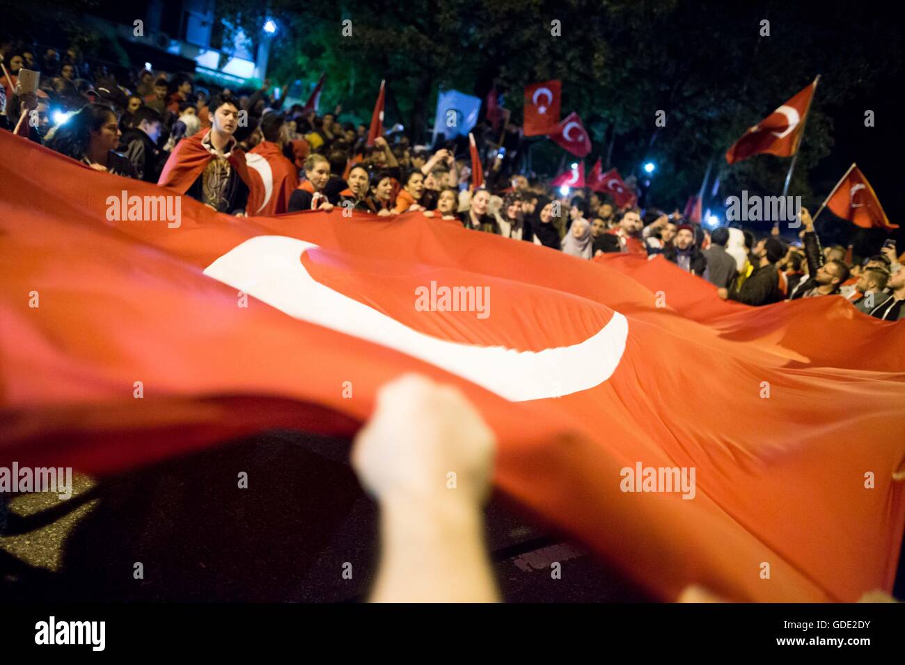 München, Deutschland. 16. Juli 2016. Mindestens 500 Menschen versammelten sich vor dem türkischen Konsulat in München nach versuchter Militärputsch in der Türkei. Grauen Wolfs Zeichen geworfen wurden. Demonstranten erklärte Unterstützung für Erdogan. 16. Juli 2016. Bildnachweis: Michael Trammer/ZUMA Draht/Alamy Live-Nachrichten Stockfoto