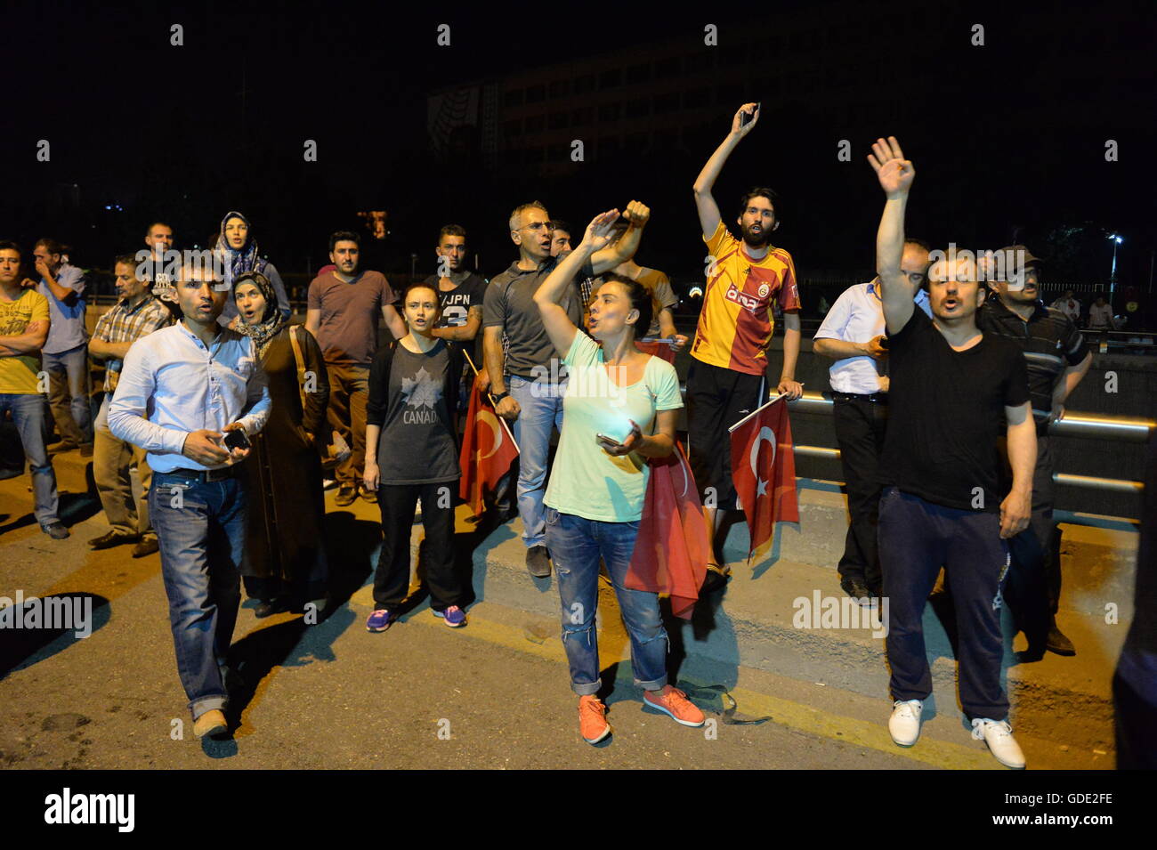 Ankara, Türkei. 16. Juli 2016. Menschen versammeln sich zu einer Demonstration in Ankara, Türkei, 16. Juli 2016. Eine militärische Erklärung zur türkischen Medien sagte am 15. Juli, dass die Streitkräfte voll macht im Land erobert haben. Aber der türkische Präsident Recep Tayyip Erdogan sagte frühen Samstagmorgen, der Putschversuch gescheitert. Bildnachweis: Mustafa Kaya/Xinhua/Alamy Live-Nachrichten Stockfoto