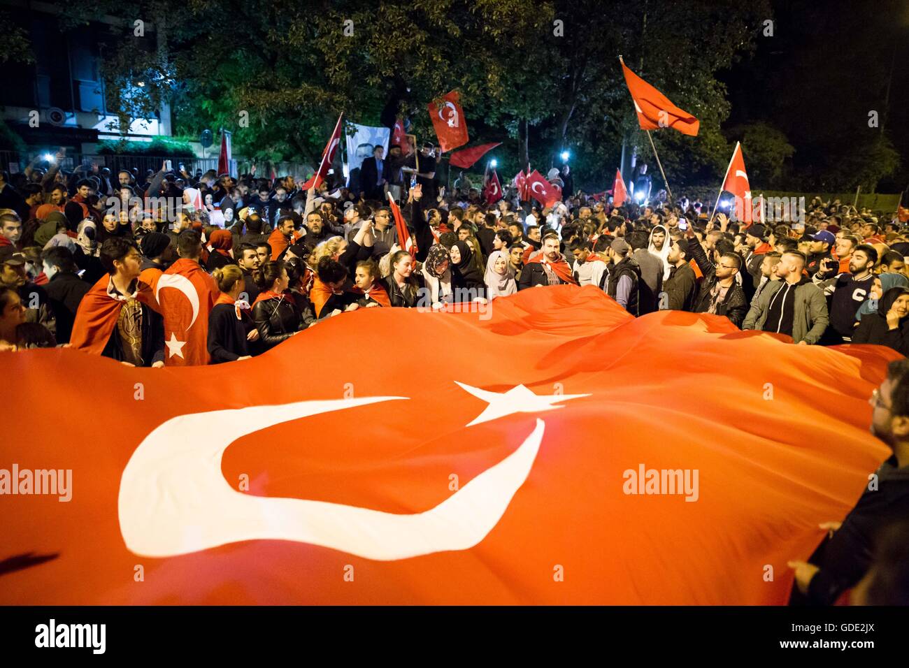 Mindestens 500 Menschen versammelten sich vor dem türkischen Konsulat in München nach versuchter Militärputsch in der Türkei. Grauen Wolfs Zeichen geworfen wurden. Demonstranten erklärte Unterstützung für Erdogan. 16. Juli 2016. © Michael Trammer/ZUMA Draht/Alamy Live-Nachrichten Stockfoto