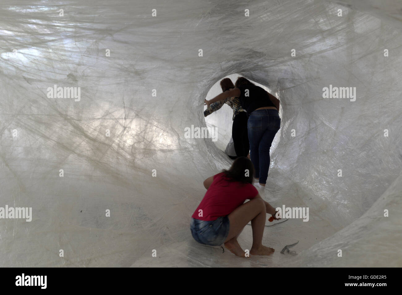 Frauen haben Spaß in einer Anlage, bestehend aus 32 Kilometer Klebeband während der zweimonatigen International Festival Dauer 17 elektronische Sprache in Sao Paulo, Brasilien, am 15. Juli 2016. 14. Juli 2016. © Cris Faga/ZUMA Draht/Alamy Live-Nachrichten Stockfoto