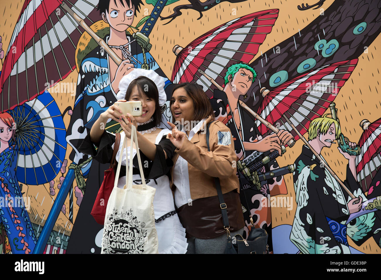 London, UK. 15. Juli 2016. Besucher - einige in Tracht - Tag der Eröffnung der 10. jährlichen Hyper Japan Festival besuchen, eine alle japanischen Erfahrung in London, UK 15.07.2016 Credit: Theodore Liasi/Alamy Live-Nachrichten Stockfoto