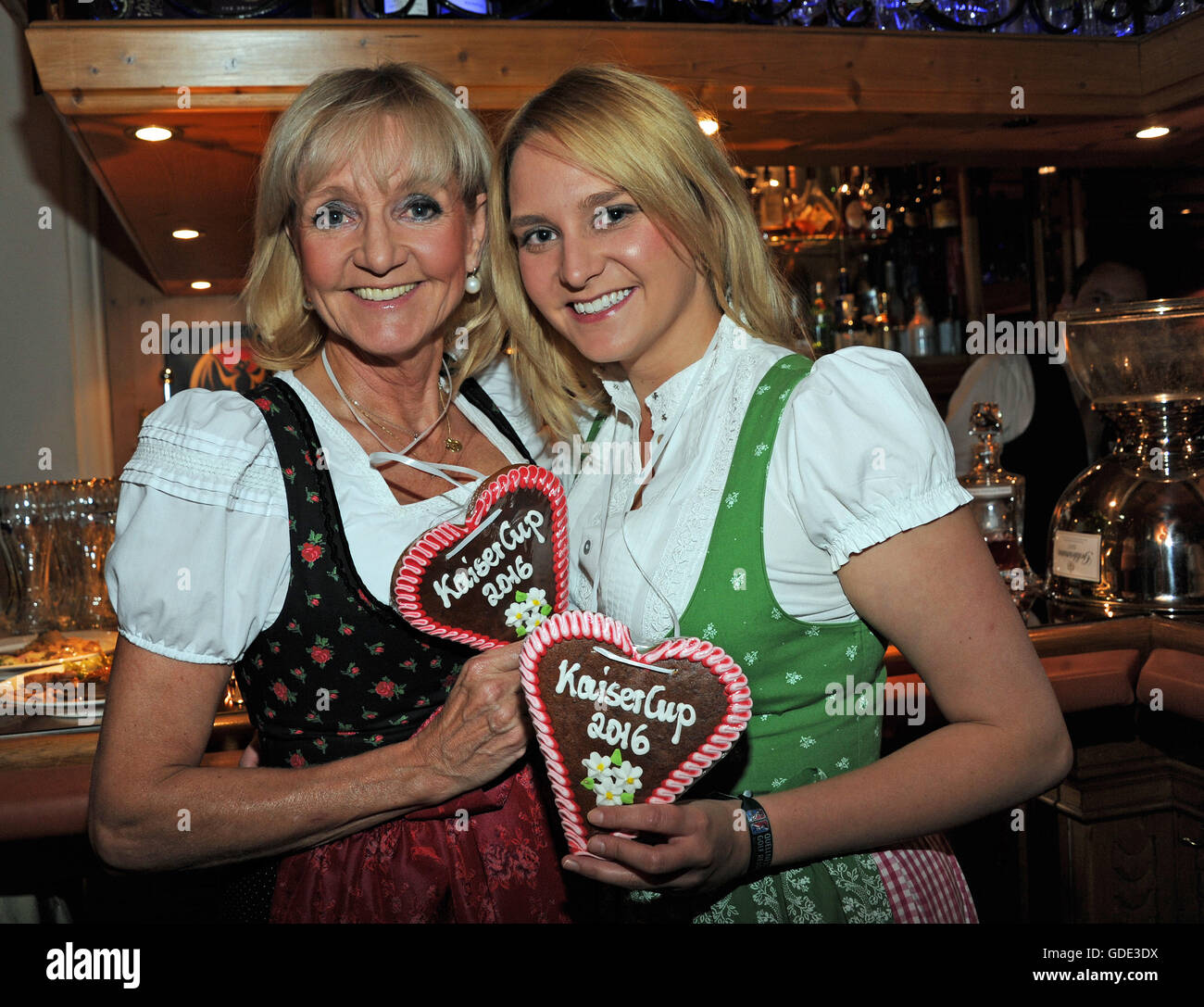 Bad Griesbach, Deutschland. 15. Juli 2017. Ehemalige Skifahrerin Christa Kinshofer und ihre Tochter Stephanie stellen bei der get-together des Bayerischen abends im Rahmen des 29. Kaiser Cup-Golfturnier der Franz-Beckenbauer-Stiftung im Geselligkeit Golf Resort in Bad Griesbach, Deutschland, 15. Juli 2017. Foto: Ursula Düren/Dpa/Alamy Live News Stockfoto