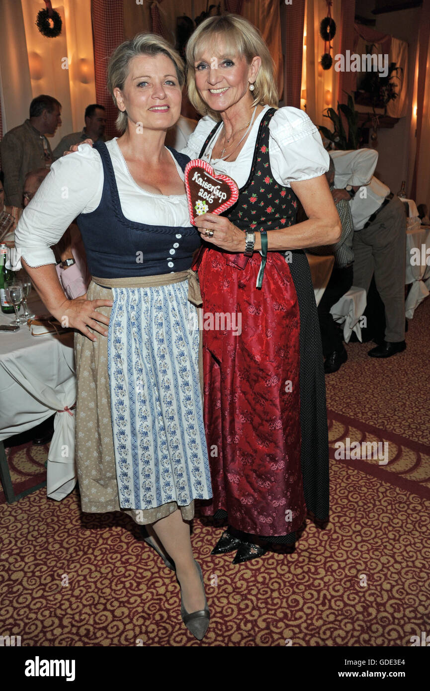 Bad Griesbach, Deutschland. 15. Juli 2017. Ehemalige Skifahrerin Christa Kinshofer (r) und Schauspielerin Andrea Spatzek stellen bei der get-together des Bayerischen abends im Rahmen des 29. Kaiser Cup-Golfturnier der Franz-Beckenbauer-Stiftung im Geselligkeit Golf Resort in Bad Griesbach, Deutschland, 15. Juli 2017. Foto: Ursula Düren/Dpa/Alamy Live News Stockfoto