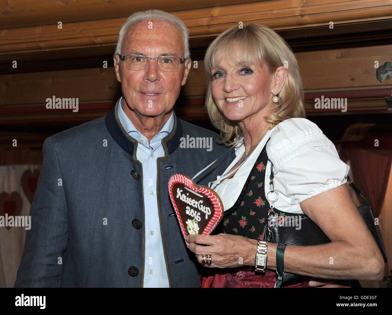 Bad Griesbach, Deutschland. 15. Juli 2017. Fußball-Legende Franz Beckenbauer und ehemalige Skifahrerin Christa Kinshofer Lächeln bei der get-together des Bayerischen abends im Rahmen des 29. Kaiser Cup-Golfturnier der Franz-Beckenbauer-Stiftung im Geselligkeit Golf Resort in Bad Griesbach, Deutschland, 15. Juli 2017. Foto: Ursula Düren/Dpa/Alamy Live News Stockfoto