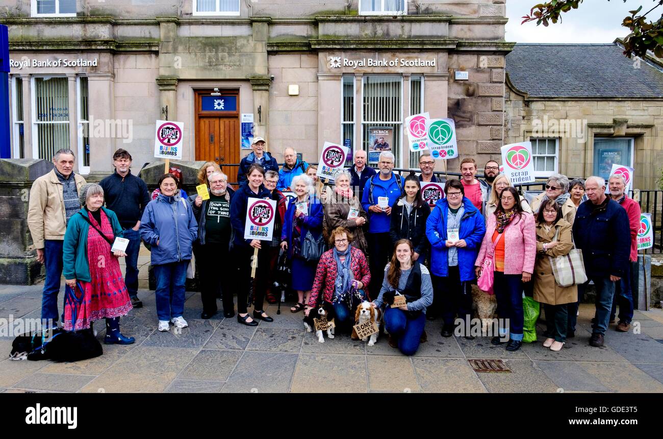 Biggar, South Lanarkshire, UK. 16. Juli 2016. Anti-Dreizack Demo statt in Biggar High Street - einer der mehr als 30 Demos in Städten rund um Schotten am Samstag, 16. Juli. Aileen Campbell MSP schottische Regierung Minister für öffentliche Gesundheit und Sport besucht die Demonstration in Biggar. Bildnachweis: Andrew Wilson/Alamy Live-Nachrichten Stockfoto