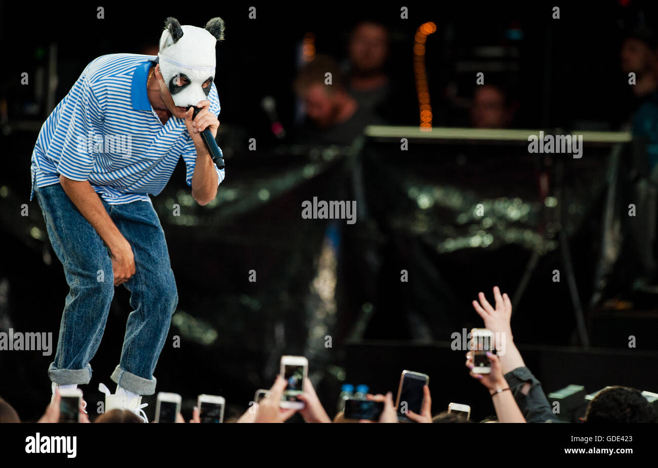 Rapper Cro führt unter dem Motto "Cro meets Jazz" bei den Jazz Open auf dem Schlossplatz in Stuttgart, wird, 15. Juli 2016. Foto: Christoph Schmidt/dpa Stockfoto