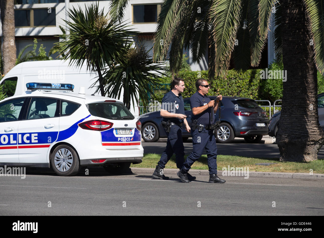 Nizza, Frankreich. 16. Juli 2016. Zwei Sicherheit Personnels patrouillieren auf der Promenade des Anglais in Nizza, Frankreich, 16. Juli 2016. Die Nachrichtenagentur Secuiry islamischer Staat IS verknüpft Amaq behauptete Verantwortlichkeit für den Angriff in Nizza am Donnerstag, die 84 Menschen ums Leben, berichteten französische Medien. Bildnachweis: Xu Jinquan/Xinhua/Alamy Live-Nachrichten Stockfoto