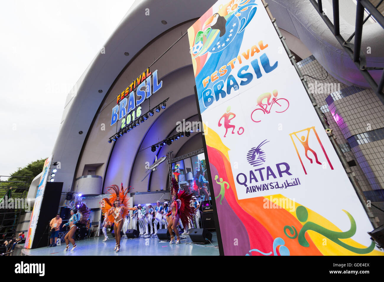 Tokio, Japan. 16. Juli 2016. Samba-Tänzer führen bei den Festival-Brasil-2016 im Yoyogi Park am 16. Juli 2016, Tokio, Japan. Das jährliche Festival vereint brasilianische Küche und Unterhaltung wie Samba und Capoeira-Performern. Organisiert von Camara de Comercio Brasileira keine Japao das Event bis zum 17. Juli läuft. Die brasilianische Gemeinschaft ist der drittgrößte zugewanderten Bevölkerung in Japan. Bildnachweis: Rodrigo Reyes Marin/AFLO/Alamy Live-Nachrichten Stockfoto