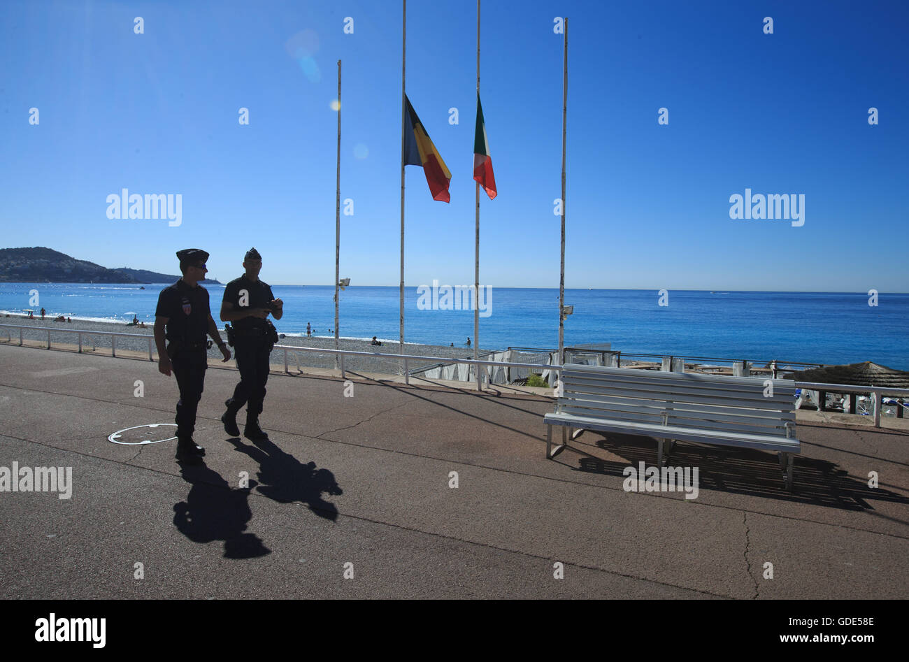 Nizza, Frankreich. 16. Juli 2016. Flaggen wehen auf Halbmast in der Nähe der Promenade des Anglais in Nizza, Frankreich, 16. Juli 2016. Die Nachrichtenagentur Secuiry islamischer Staat IS verknüpft Amaq behauptete Verantwortlichkeit für den Angriff in Nizza am Donnerstag, die 84 Menschen ums Leben, berichteten französische Medien. Bildnachweis: Xu Jinquan/Xinhua/Alamy Live-Nachrichten Stockfoto