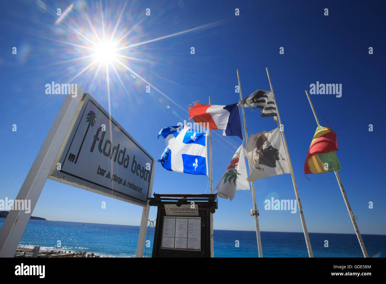 Nizza, Frankreich. 16. Juli 2016. Flaggen wehen auf Halbmast in der Nähe der Promenade des Anglais in Nizza, Frankreich, 16. Juli 2016. Die Nachrichtenagentur Secuiry islamischer Staat IS verknüpft Amaq behauptete Verantwortlichkeit für den Angriff in Nizza am Donnerstag, die 84 Menschen ums Leben, berichteten französische Medien. Bildnachweis: Xu Jinquan/Xinhua/Alamy Live-Nachrichten Stockfoto