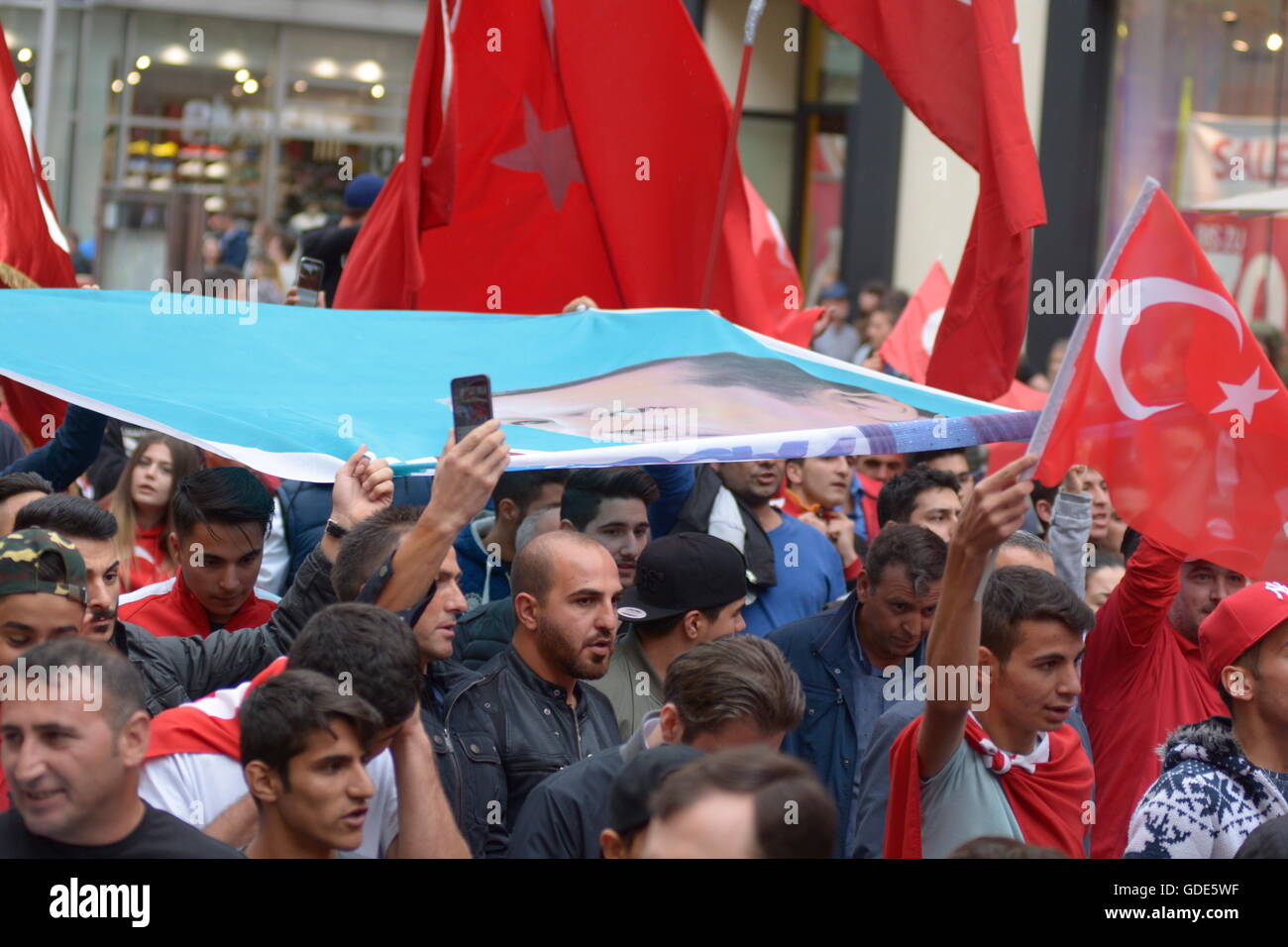 Vienne, Österreich. 16. Juli 2016. Erdogan Anhänger Protest in Wien gegen Putsch Versuch gestern Abend. Bildnachweis: Franz Perc/Alamy Live-Nachrichten Stockfoto