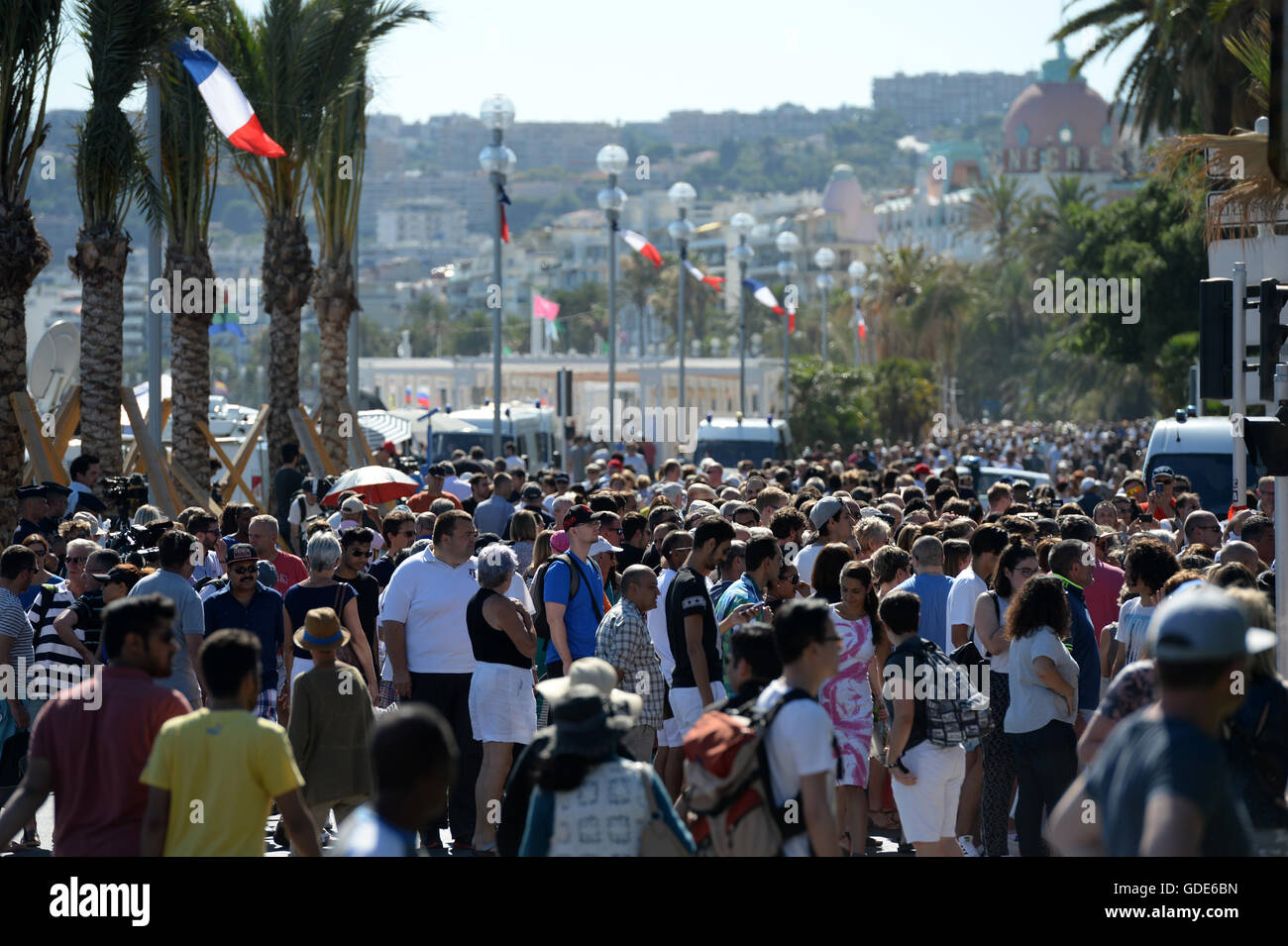 Nizza, Frankreich. 16. Juli 2016. Zahlreiche Menschen strömen die Promenade des Anglais am Tatort in Nizza, Frankreich, 16. Juli 2016 wo fuhr ein LKW in eine Menschenmenge in Bastille-Tag feiern. Mindestens 84 Menschen starben, viele wurden verletzt. Foto: Andreas Gebert/Dpa/Alamy Live-Nachrichten Stockfoto
