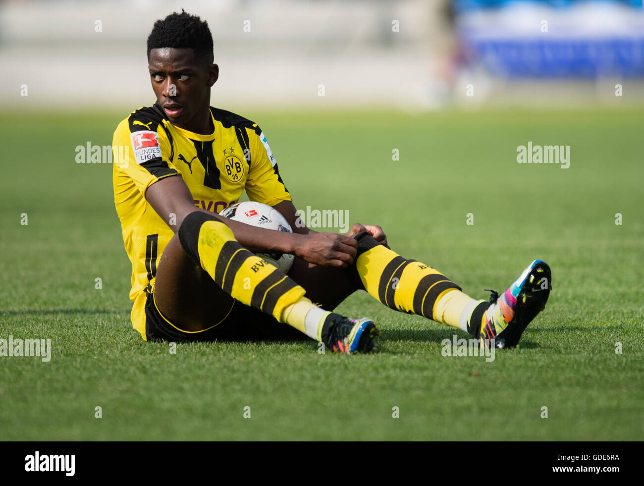 München, Deutschland. 16. Juli 2016. Ousmane Dembele Premiere League Teams Borussia Dortmund sitzt auf dem Boden in einem Testspiel zwischen dem TSV 1860 München und Borussia Dortmund im Stadion an der Grunswalder Strasse in München, Deutschland, 16. Juli 2016. Foto: Matthias Balk/Dpa/Alamy Live News Stockfoto