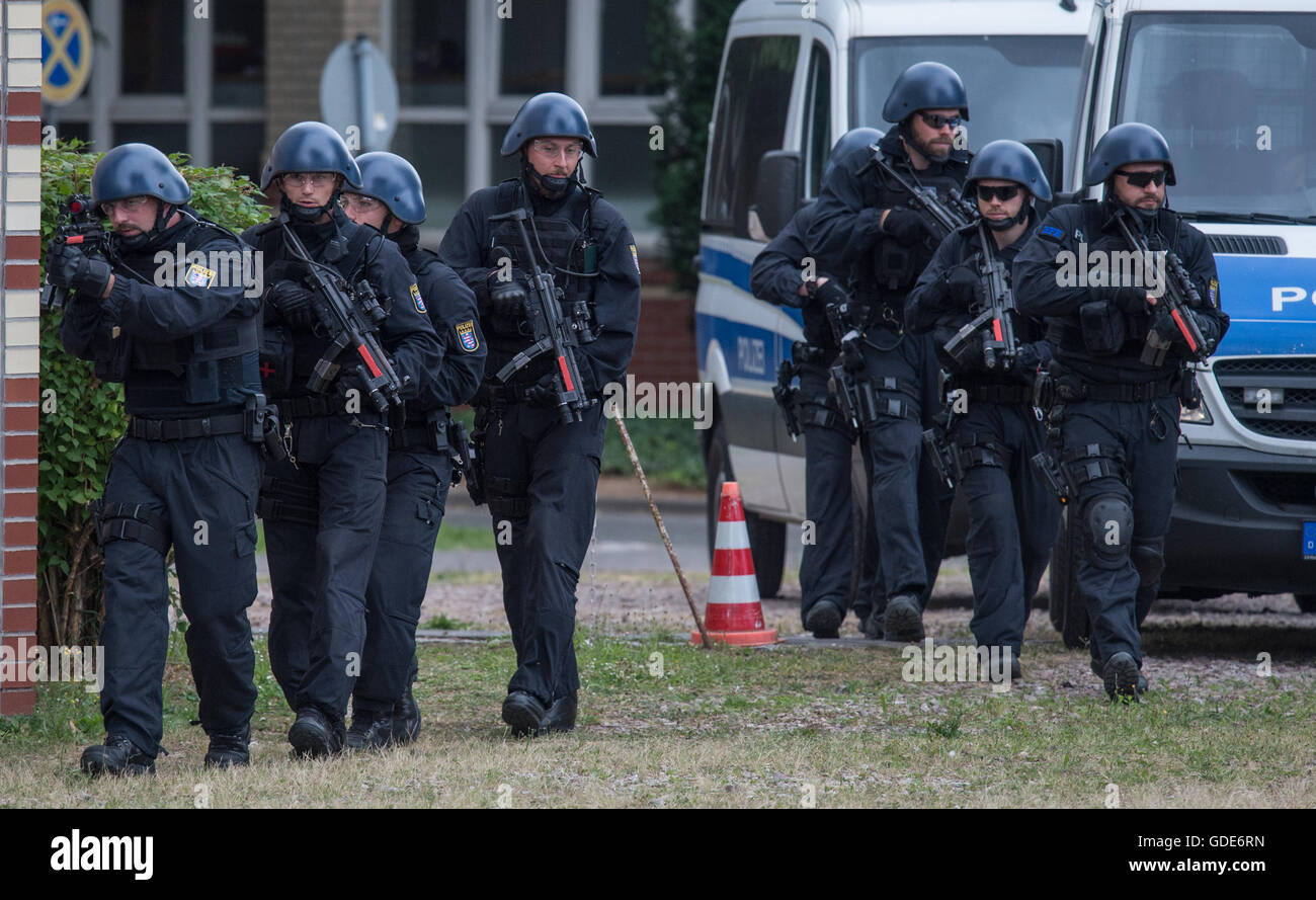 Mainz-Kastel, Deutschland. 15. Juli 2016. Offiziere aus ein  Interventionsteam der Polizei Hessen während einer Anti-Terror Übung auf  dem Gelände einer Kaserne in Mainz-Kastel, Deutschland, 15. Juli 2016  abgebildet. Foto: BORIS ROESSLERDPAAlamy Live ...