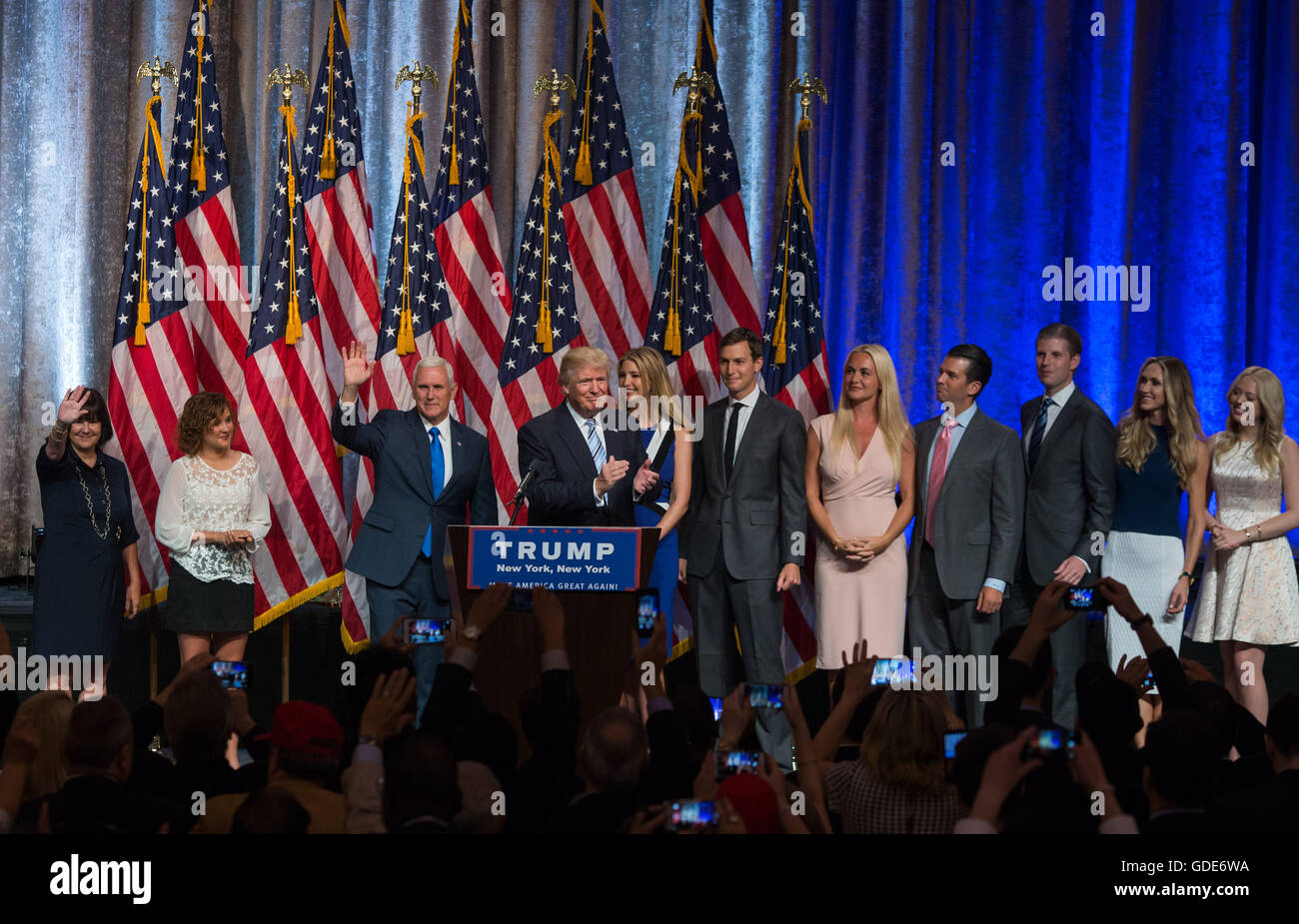 New York, USA. 16. Juli 2016. US-mutmaßlichen republikanischen Präsidentschaftskandidaten Donald Trump(4th, left) und sein Running Mate Indiana Gouverneur Mike Pence(3rd, left) sind von ihren Familien auf der Bühne während einer Kampagne-Veranstaltung in New York, Vereinigte Staaten, 16. Juli 2016 verbunden. US-republikanischen Präsidentschaftskandidaten Donald Trump und seine Kandidaten für die Vizepräsidentschaft Indiana Gouverneur Mike Pence erschien zum ersten Mal in der Öffentlichkeit zusammen da Pence am Samstag als Trump es Running Mate in New York benannt wurde. Bildnachweis: Li Muzi/Xinhua/Alamy Live-Nachrichten Stockfoto