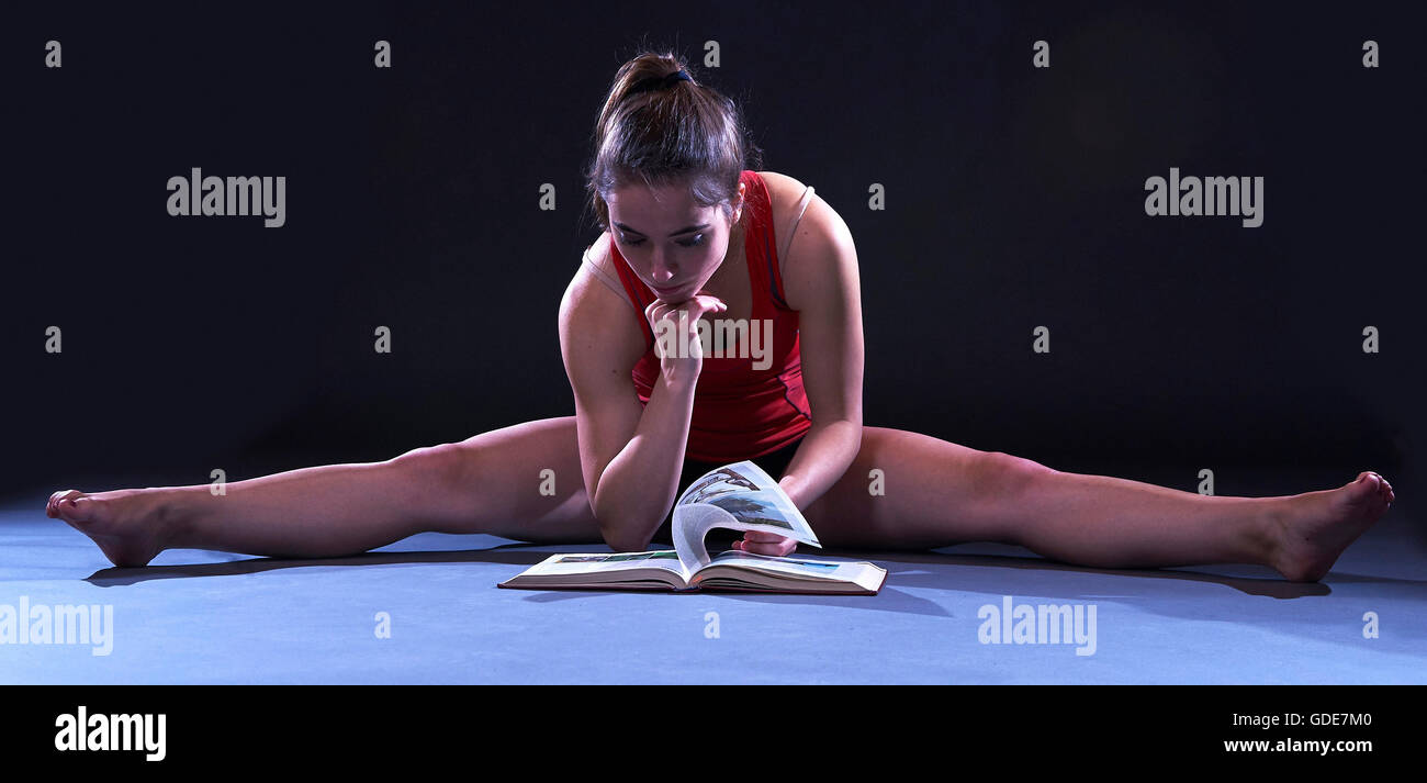 Studie, Frau, Student, Lage, Sport, Buch, Bücher, Fortbildung, Bildung, unmöglich, Zustand, lesen, lernen, Gymnasti Stockfoto