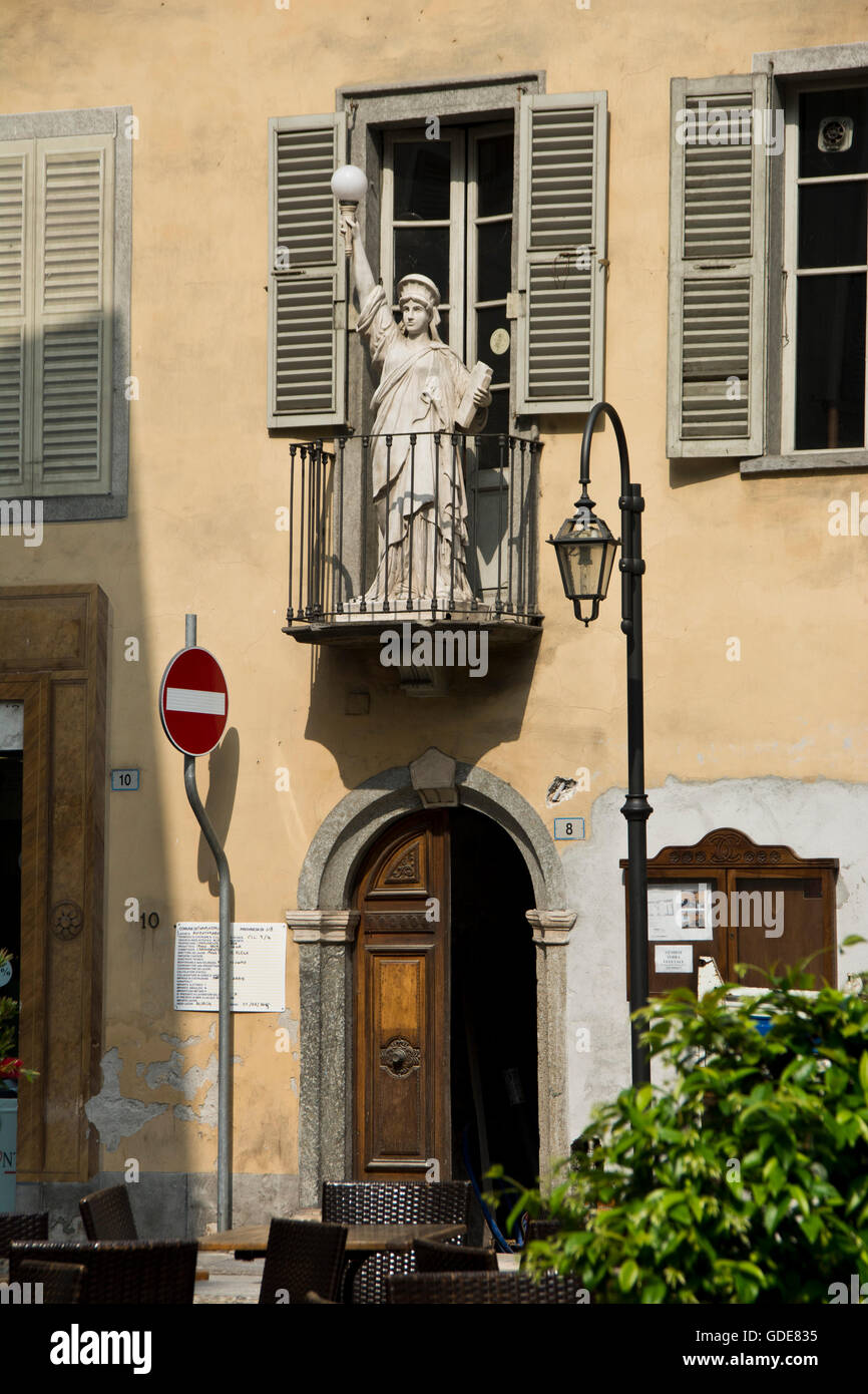 Italien, Europa, Nord-Italien, Piemont, Domodossola, Old Town, Statue, Balkon Stockfoto