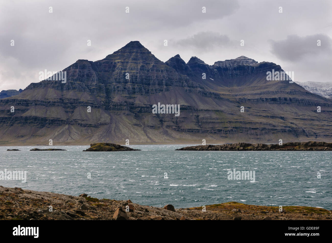 Der pyramidenförmige Berg Bulandstindur im Fjord Berufjördur in Ost-Island. Stockfoto