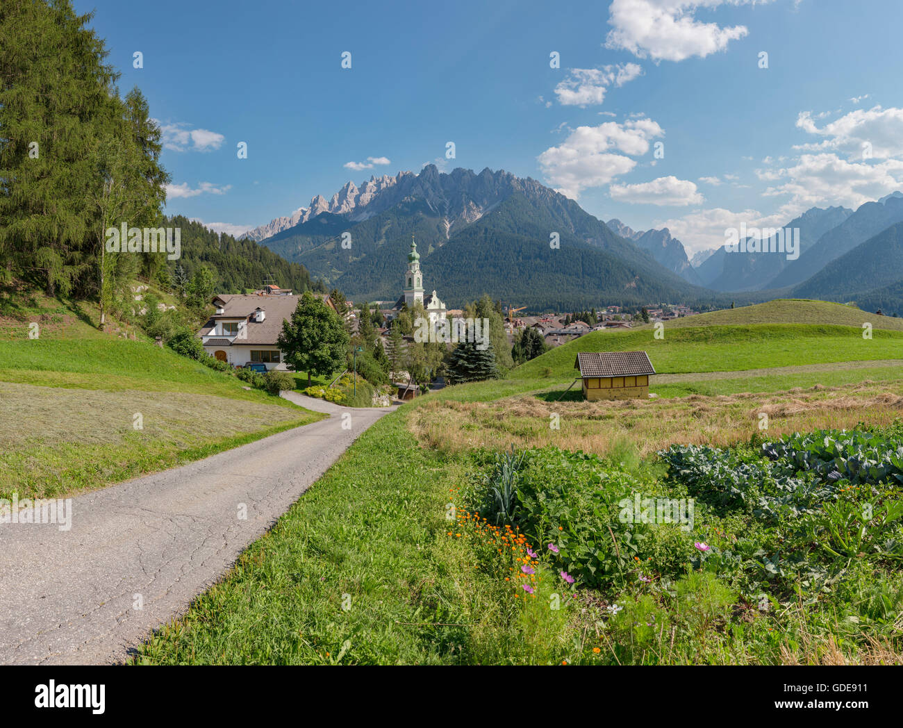 Toblach, Toblach, Italia, Chalet und Kirche, Blick auf den Berg Birkenkofel, Croda dei Baranci Stockfoto