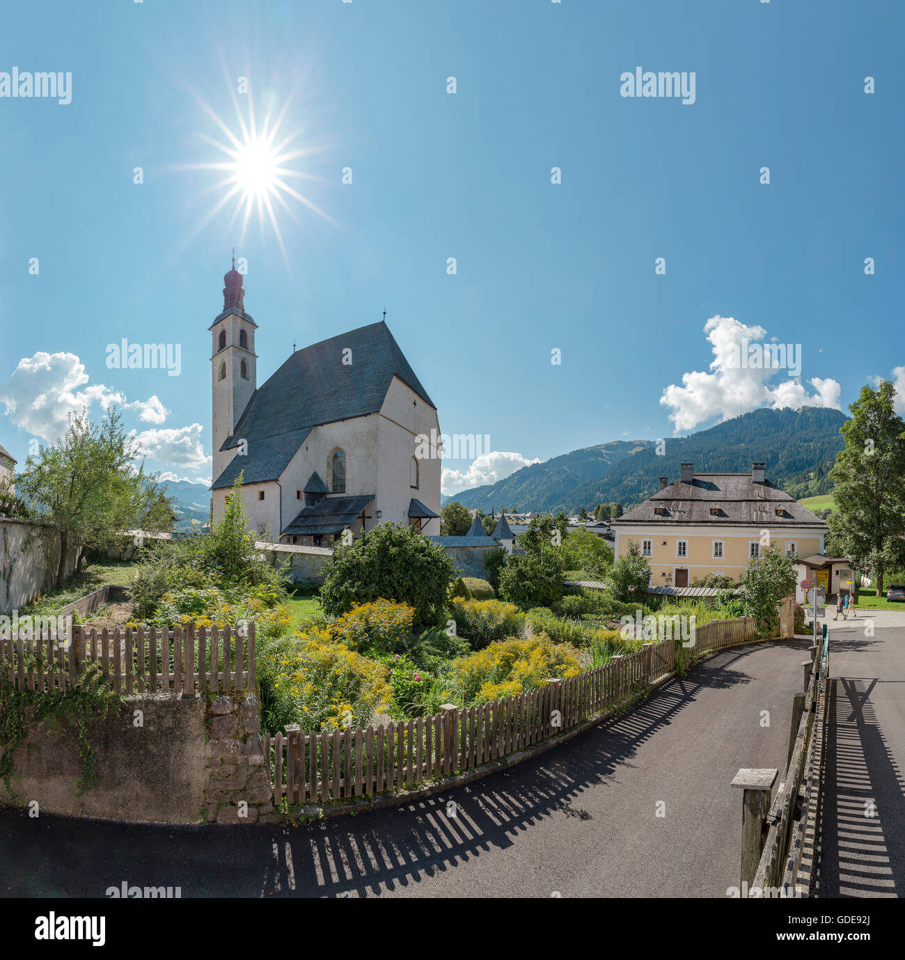 Kitzbühel, Österreich, Park rund um die Liebfrauen-Kirche Stockfoto