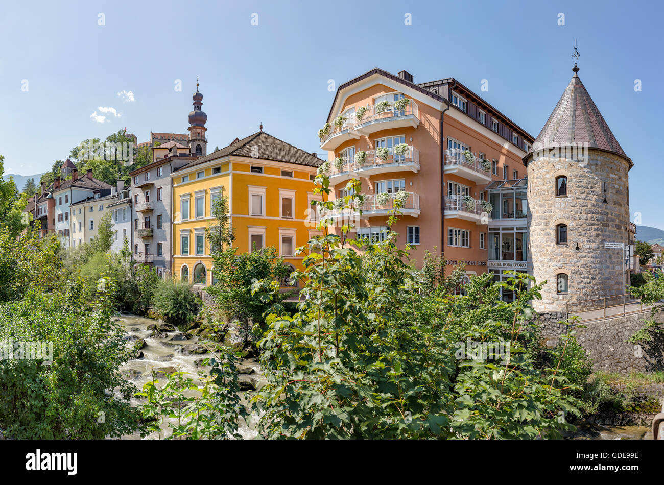 Bruneck, Brunico, Italia, Häuser am Fluss Rienz, Passeggiata Gross Gerau Stockfoto