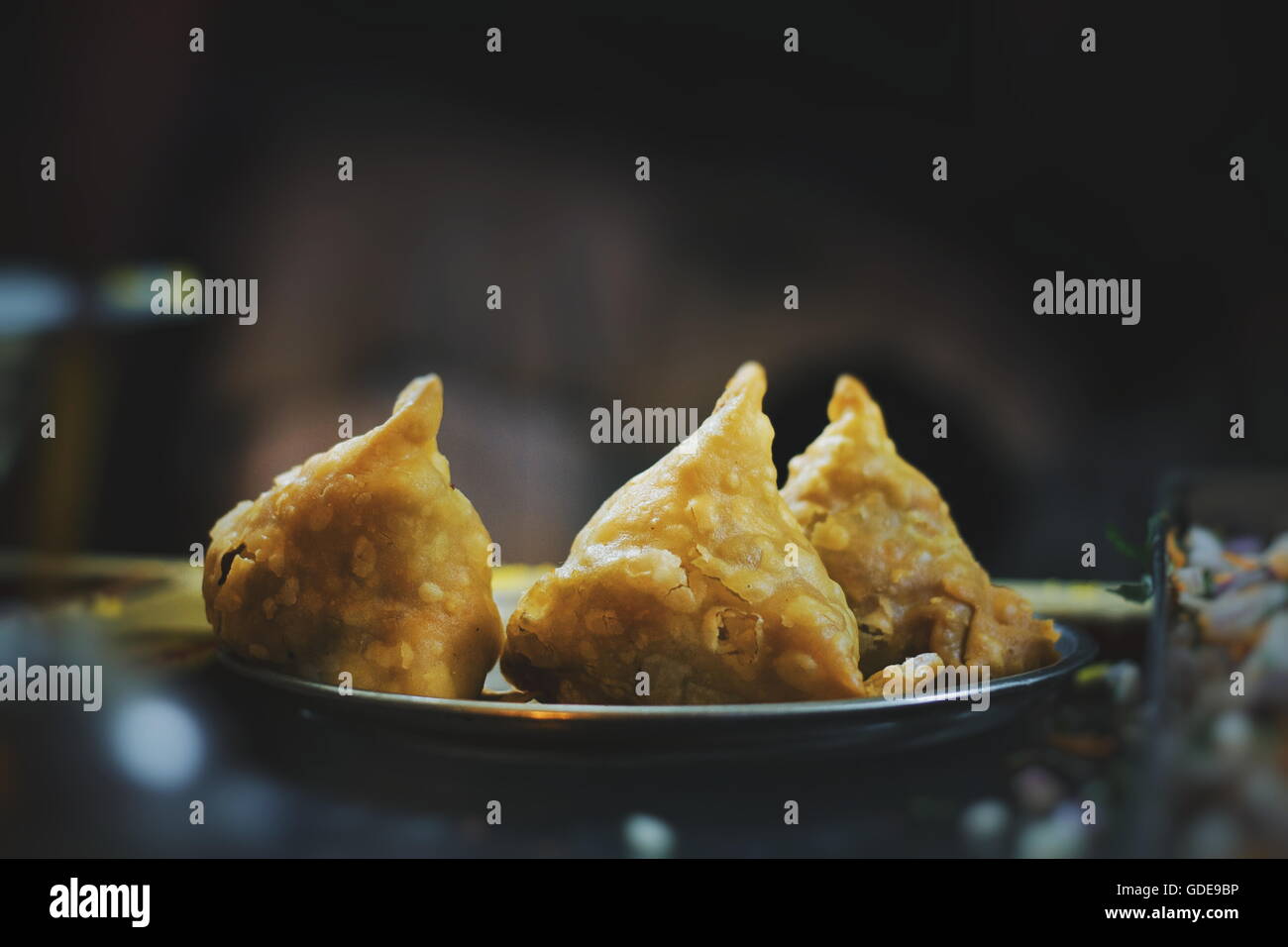 Drei Samosas in einer Platte Stockfoto