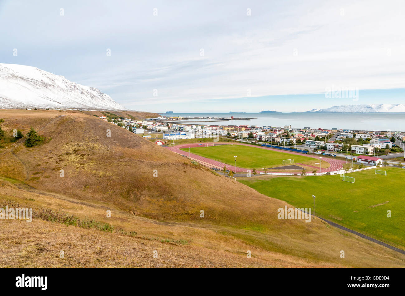 Die kleine Stadt Saudarkrokur mit Sportanlage in den Fjord Skagafjördur in Nord-Island. Stockfoto