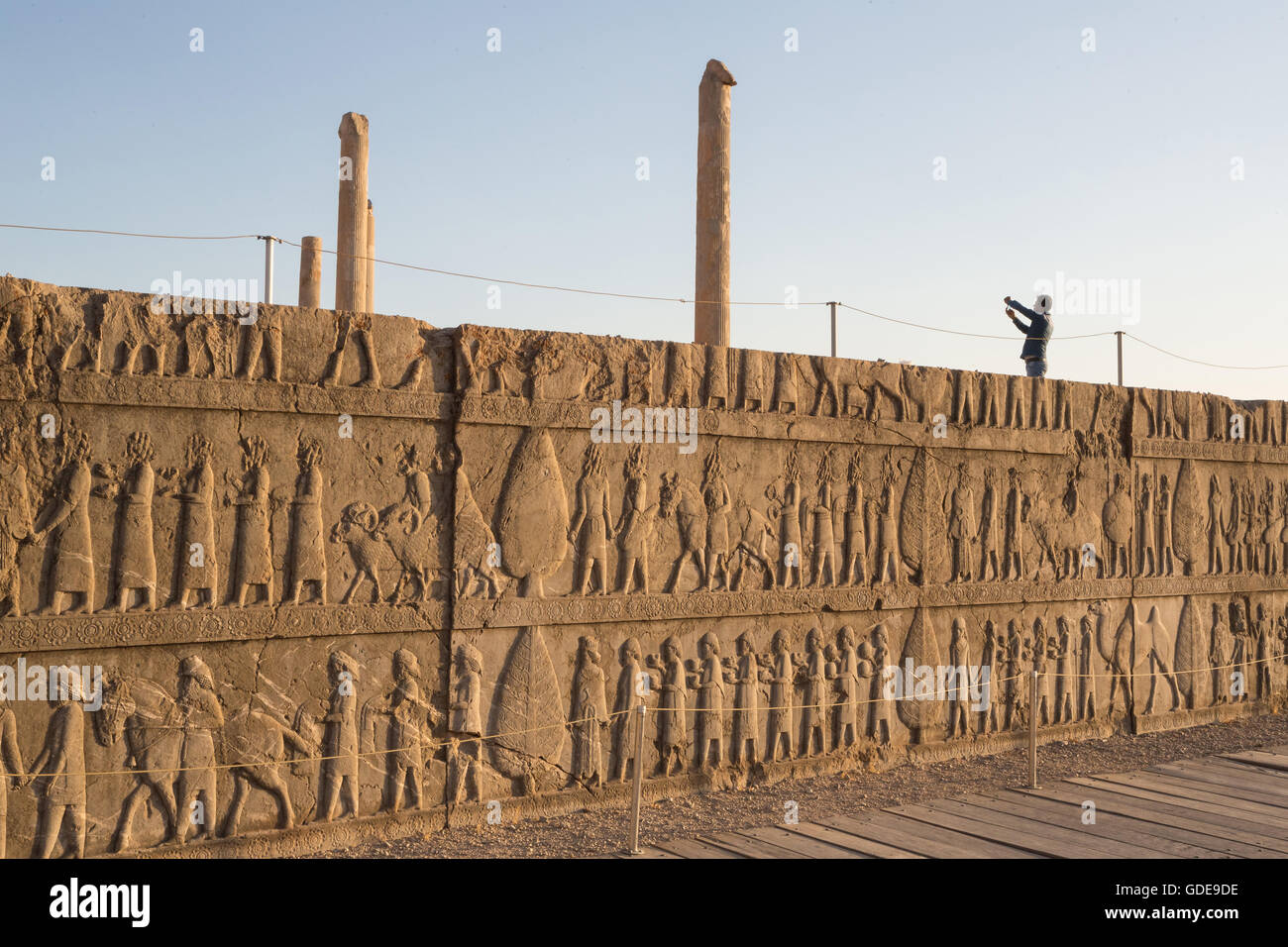 Iran, Persepolis Stadt Ruinen von Persepolis, Relief auf der Apadana-Treppe, Apadana Palast Stockfoto