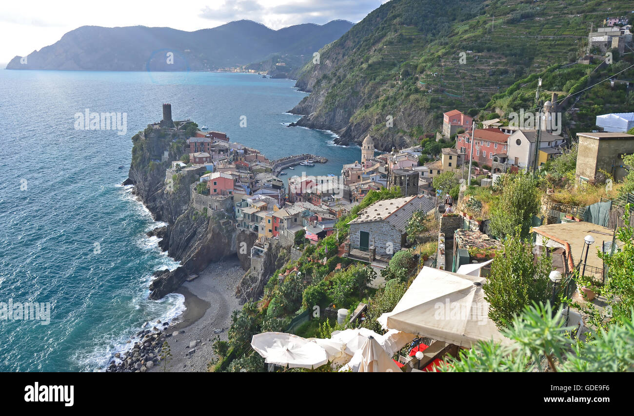 Das beliebte und isolierte Ziel der Cinqueterre an der ligurischen Küste Italiens. Im Vordergrund der Dorf von Vernazza. Stockfoto