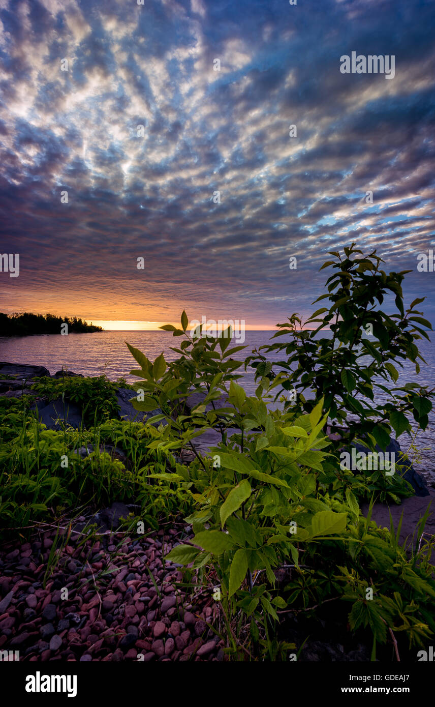 Trübe Sonnenaufgang am Lake Superior, in der Nähe von walking Trail Canal park Stockfoto