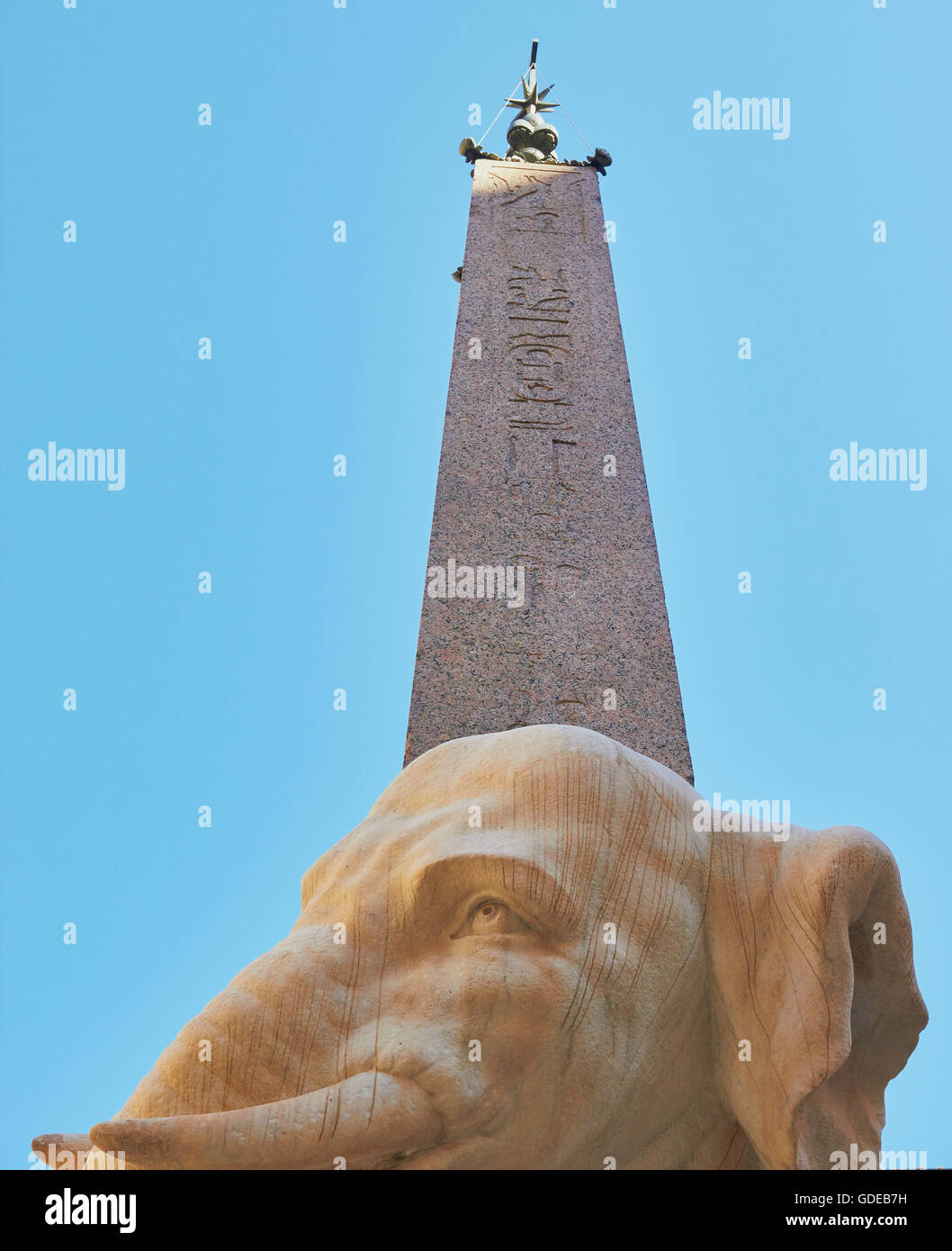 Aus Marmor Elefant Skulptur von Bernini 1667 und ägyptischen Obelisk Piazza Della Minerva Rom Latium Italien Europa Stockfoto