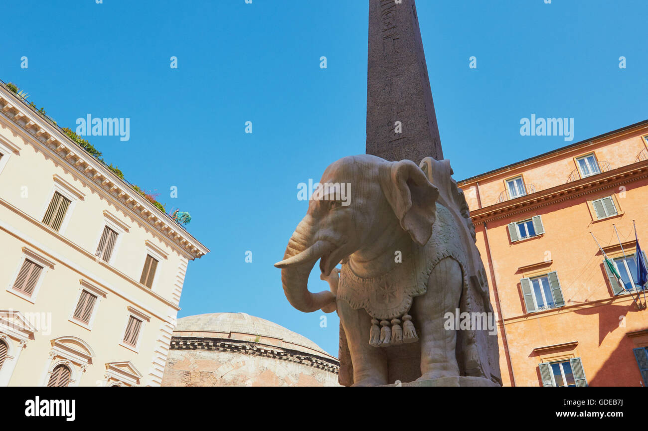 Aus Marmor Elefant Skulptur von Bernini 1667 und ägyptischen Obelisk Piazza Della Minerva Rom Latium Italien Europa Stockfoto