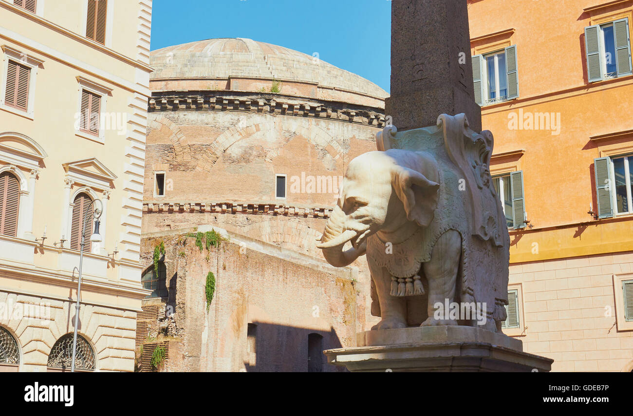 Aus Marmor Elefant Skulptur von Bernini 1667 und ägyptischen Obelisk Piazza Della Minerva Rom Latium Italien Europa Stockfoto