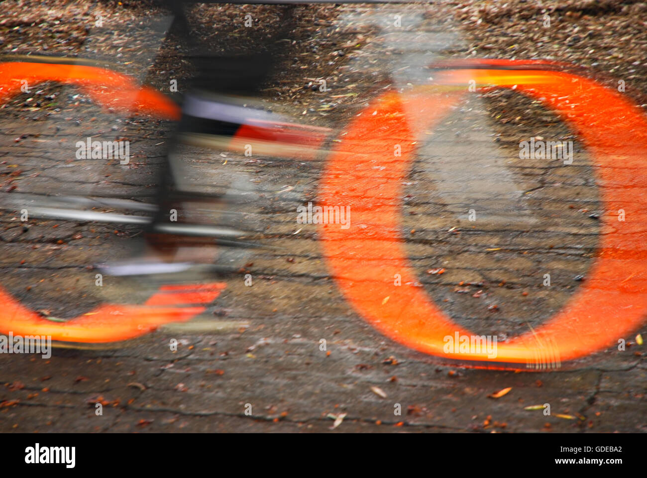 Helles neon orange Reifen auf fixed Gear bike Beschleunigung down Road Stockfoto