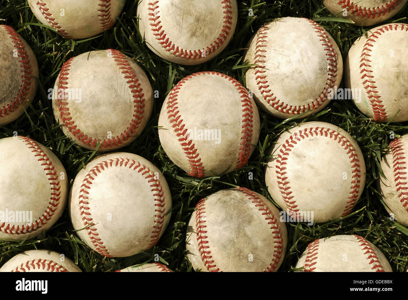 Nostalgische baseballs im Gras auf einem Baseballfeld Stockfoto
