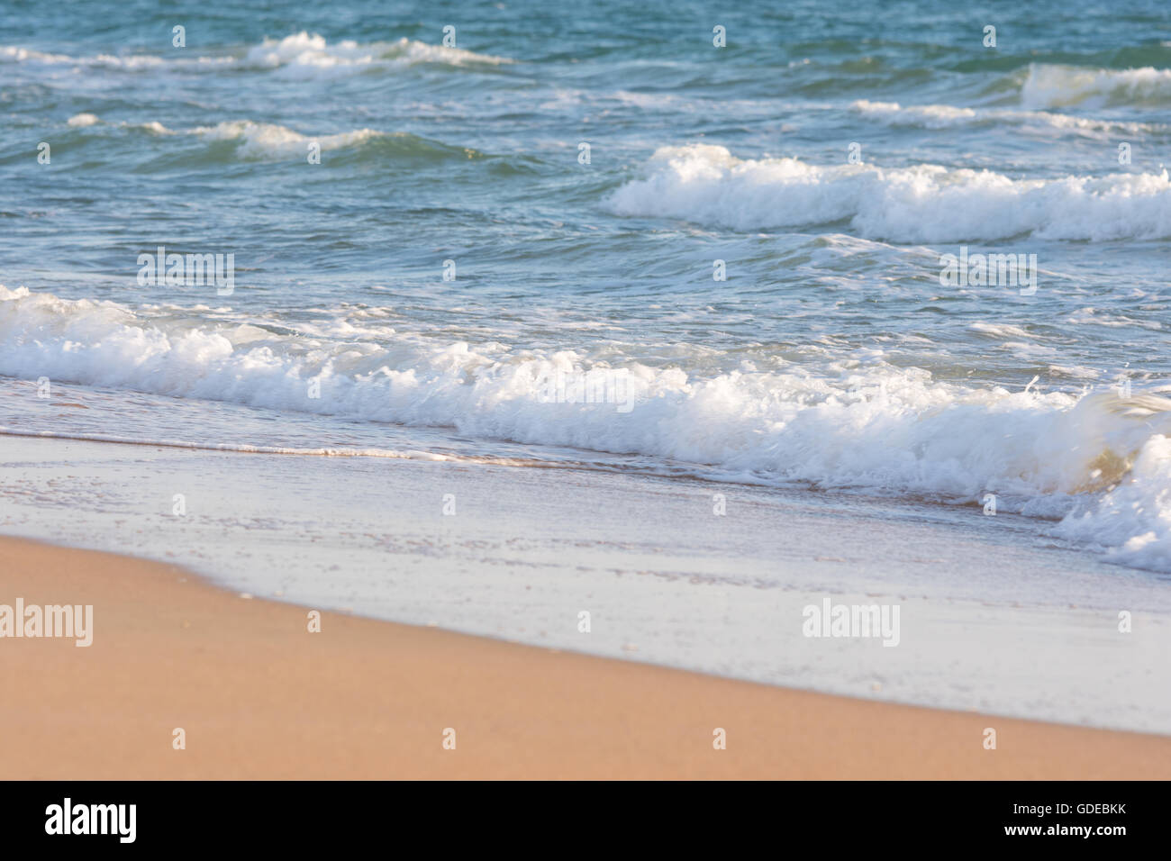 Meer Surfen am Sandstrand Stockfoto
