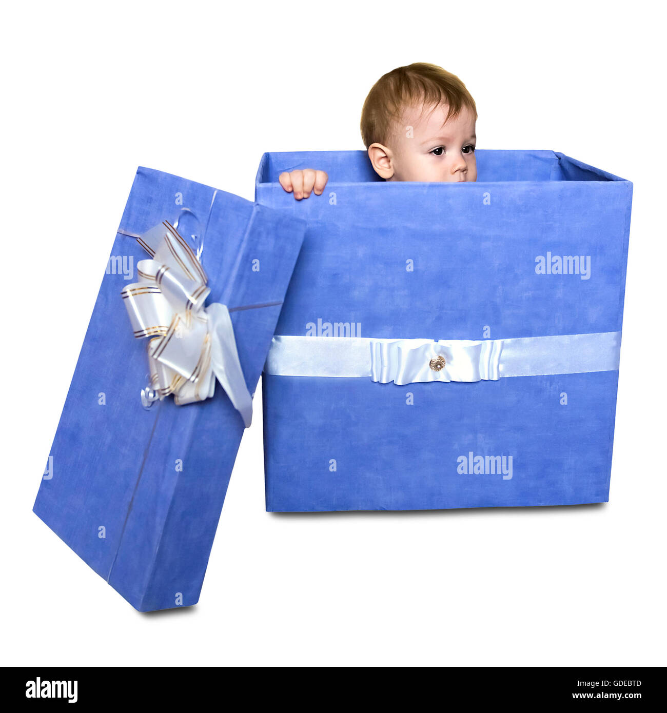 Baby in einer Geschenkbox isoliert auf weißem Hintergrund Stockfoto
