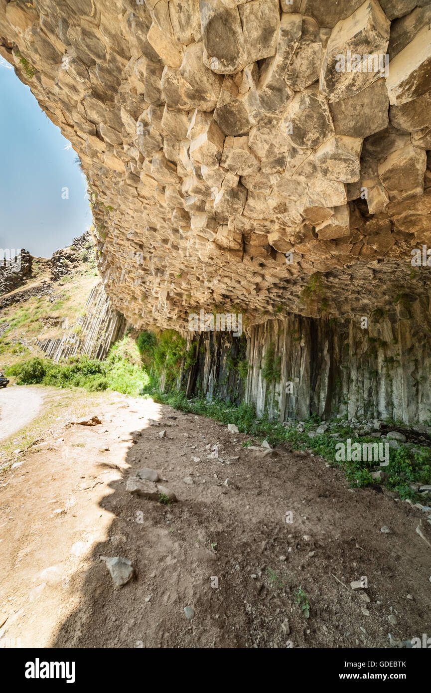 Höhle machte der Riese Basalt Säulen in Garni Schlucht, Armenien Stockfoto